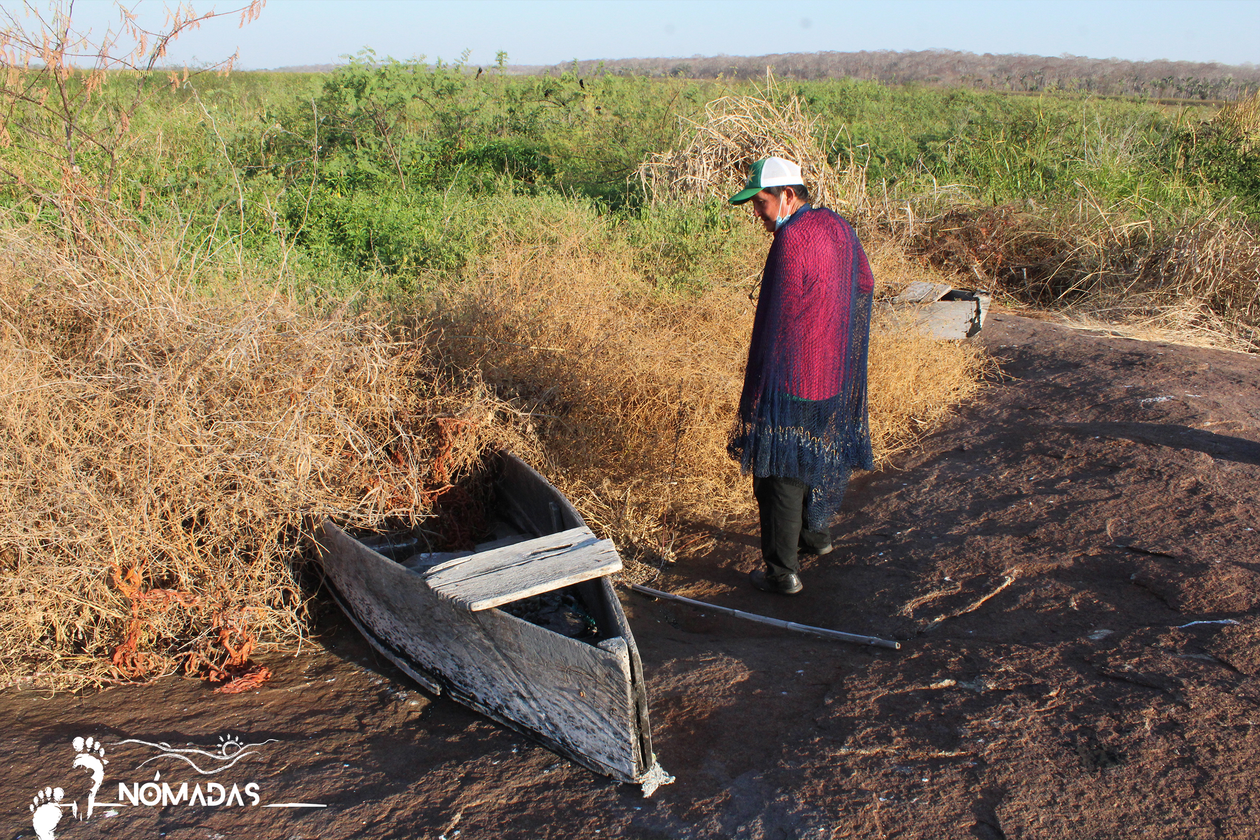 Más de 4.4 millones de hectáreas de bosques de seis territorios interconectados y protegidos por ley —en Santa Cruz (Bolivia)—, sufren los efectos directos o colaterales de la tala indiscriminada, los avasallamientos, el tráfico de tierras, la expansión de la frontera agrícola y los incendios forestales. Revista Nómadas realizó una expedición por cielo, ríos y tierra para conocer el corazón de una biodiversidad inmensa y a los grandes enemigos que están arrasando con la vida en esta parte del planeta.