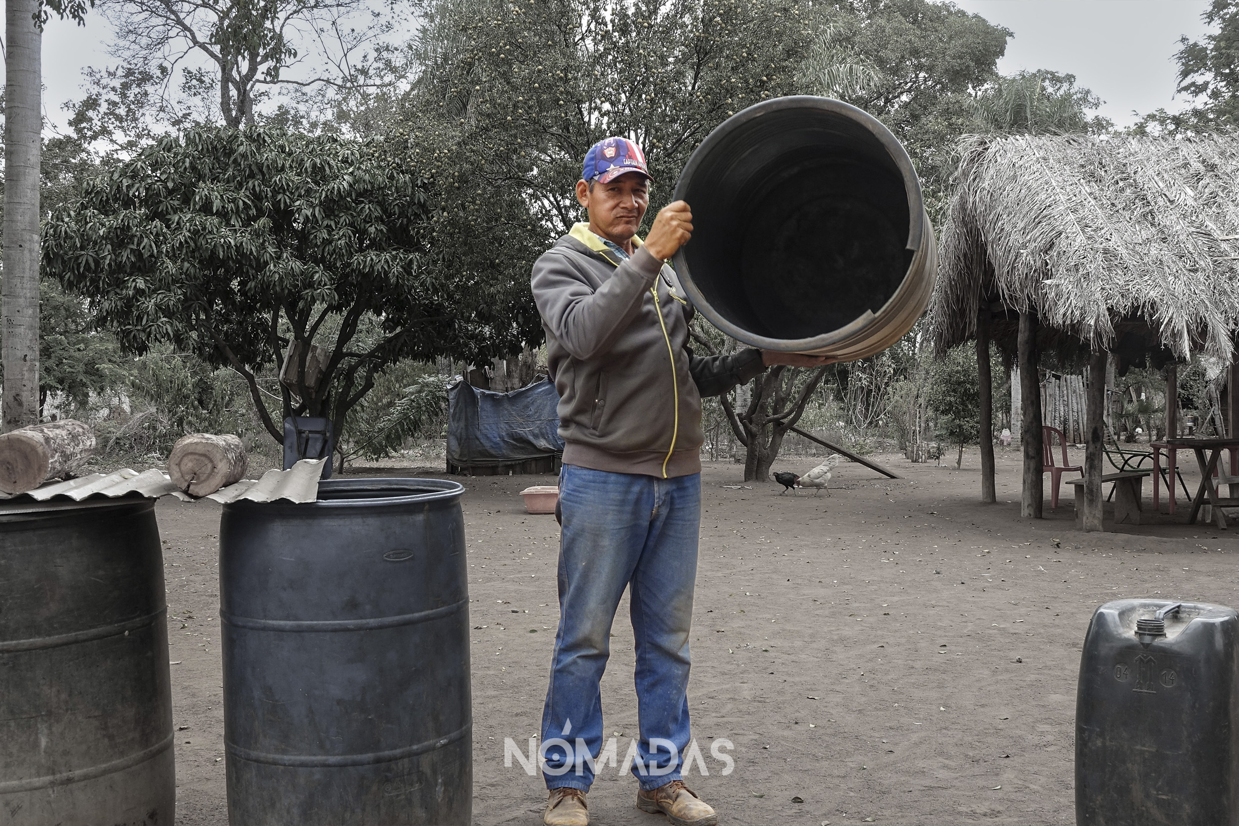 En las profundidades del Bosque Seco Chiquitano, del Chaco y del Pantanal boliviano, el agua dulce ya es un bien escaso y urgente. Los humedales se secan, mientras la sed avanza al ritmo de la deforestación. Las víctimas se levantan cada día, decididos a emprender ésta que es una de las batallas más duras de sus vidas.